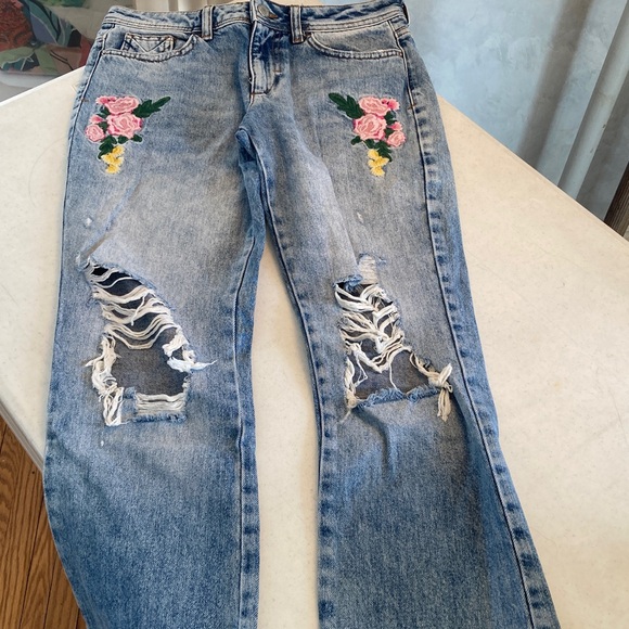 Zara Basic Denim : Distressed with Floral Embroidery - Picture 6 of 9